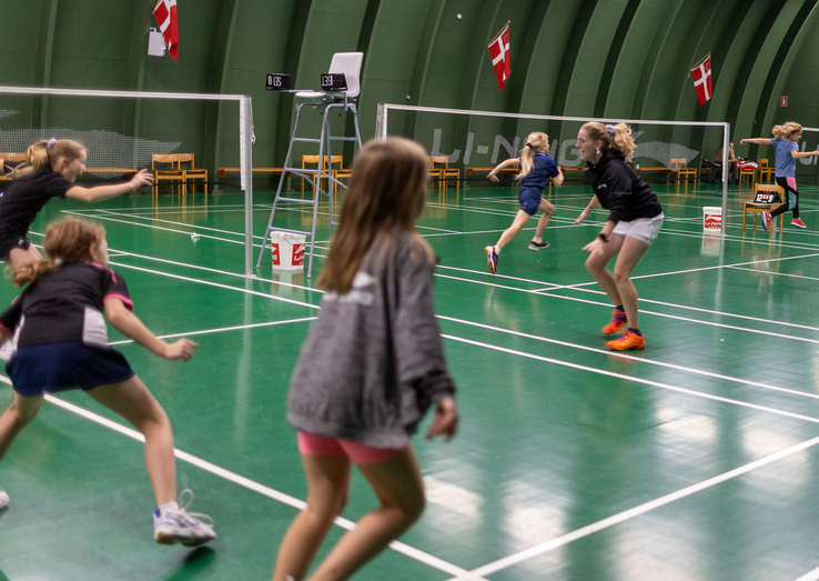 Leg med fokus på at have det sjovt sammen, samtidigt med badmintonrelevante bevægemønstre indlæres. Leg med fokus på at have det sjovt sammen, samtidigt med badmintonrelevante bevægemønstre indlæres.
